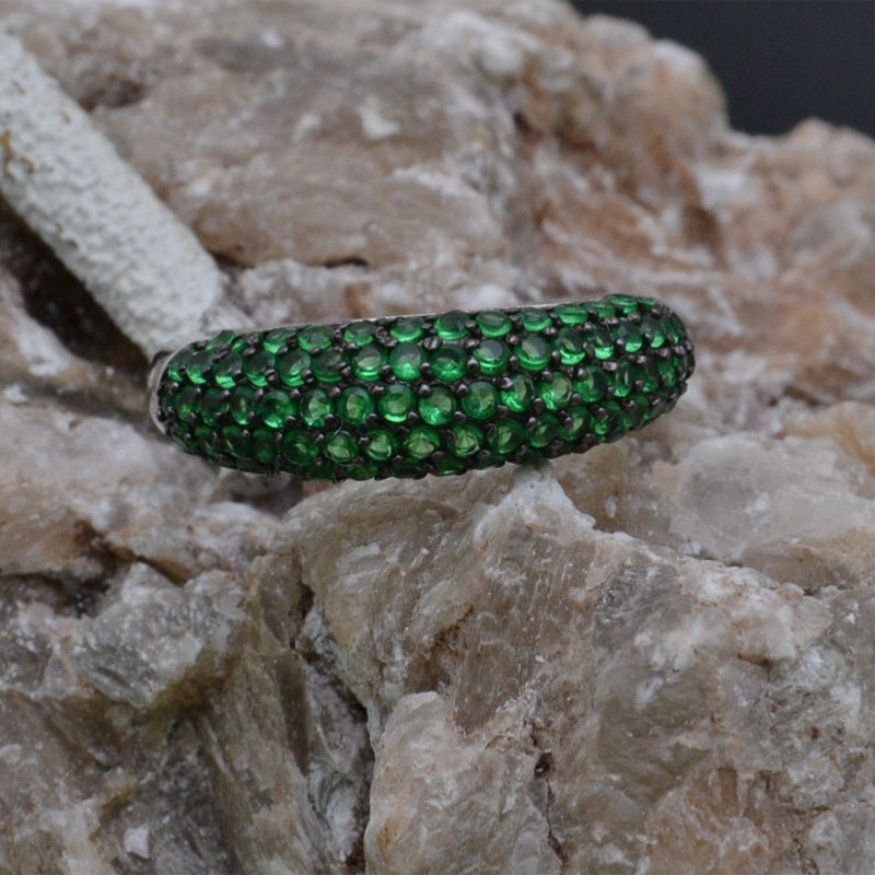 Anello con zirconi verdi in argento 925%