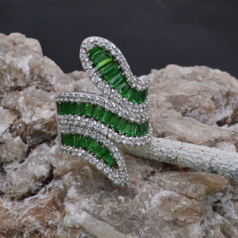 Anello Serpente con zirconi in argento 925%