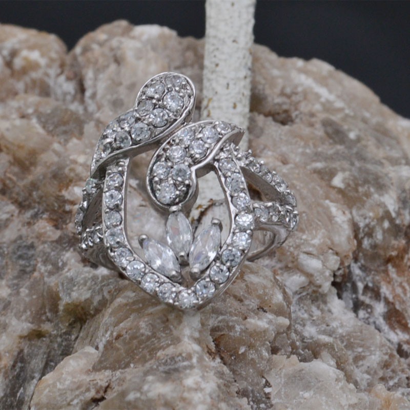 Anello lavorato con zirconi in argento 925%