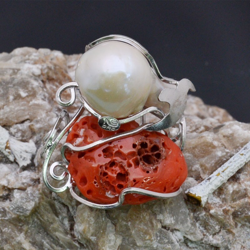 Anello incastonato con Corallo e Perla Barocca in argento 925%Regolabile