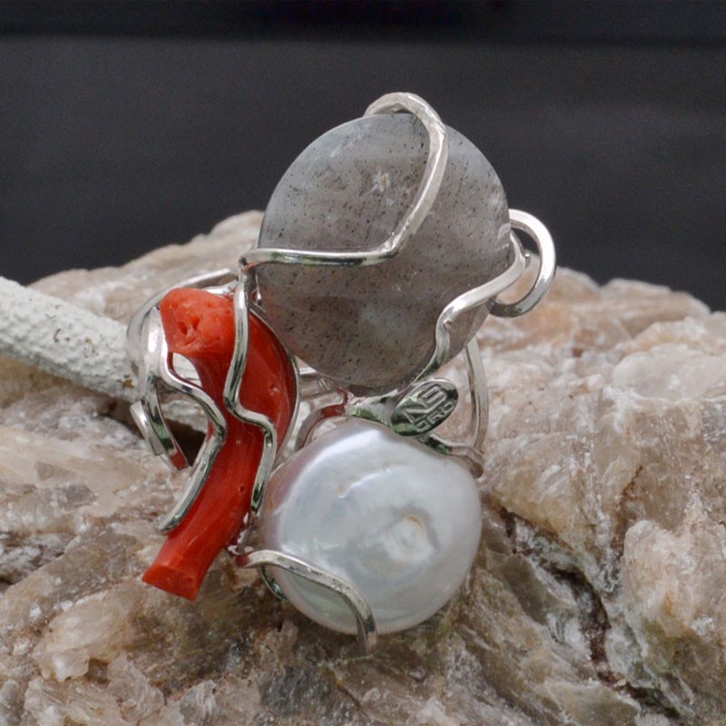 Anello incastonato con Corallo e Agata e Madreperla in argento 925%Regolabile