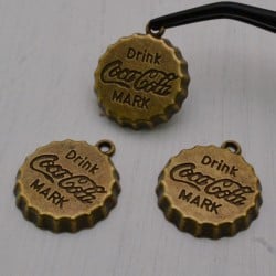 Ciondoli tappo Coca Cola in metallo 22x24 mm 3pz Gioie d'Oriente
