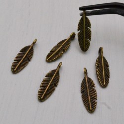 Ciondoli piume argento in metallo 20x6 mm 6pz Gioie d'Oriente