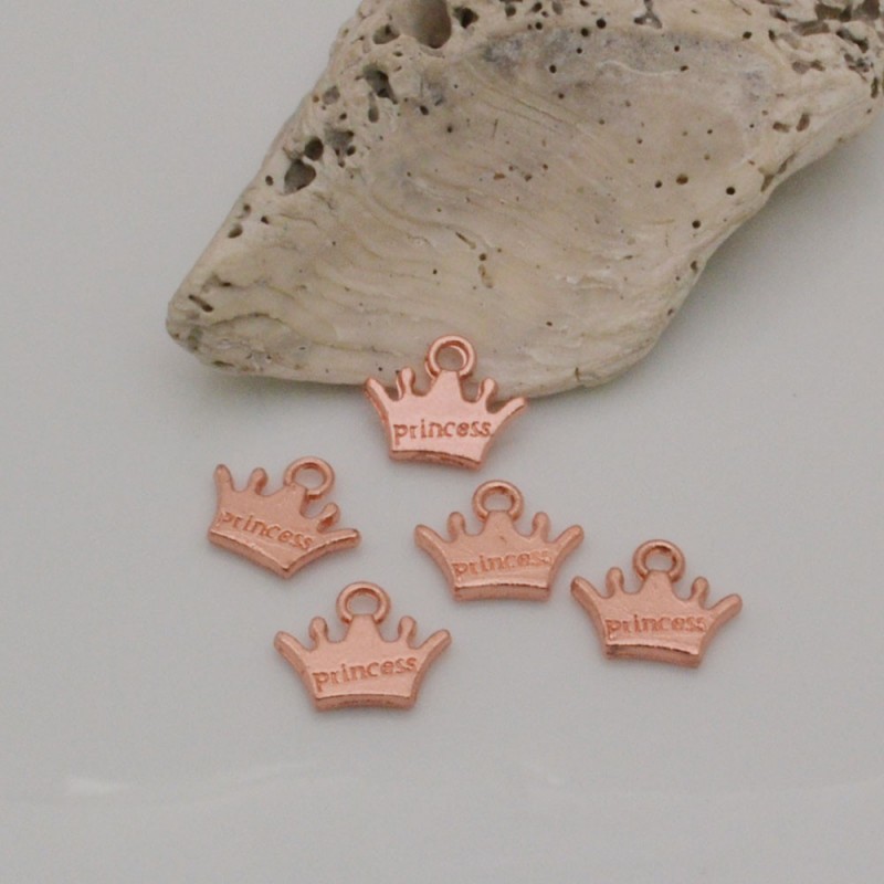 Ciondolo forma corona in metallo con scritta Princess col oro rosa 11 x 13 mm