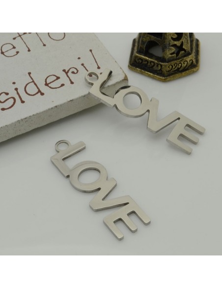 Ciondolo scritta LOVE in acciaio inossidabile 10x30 mm 1pz colore rodio Gioie d'Oriente