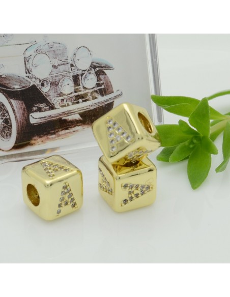 Perlina cubo alfabeto in ottone oro con strass 7,5 mm foro 3,5 mm 1pz Gioie d'Oriente