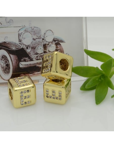 Perlina cubo alfabeto in ottone oro con strass 7,5 mm foro 3,5 mm 1pz Gioie d'Oriente