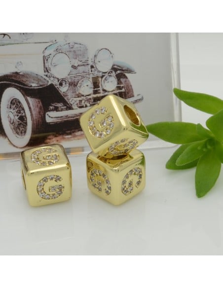 Perlina cubo alfabeto in ottone oro con strass 7,5 mm foro 3,5 mm 1pz Gioie d'Oriente