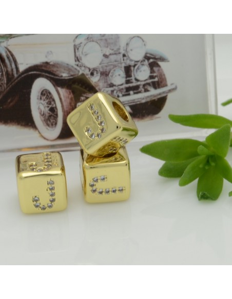 Perlina cubo alfabeto in ottone oro con strass 7,5 mm foro 3,5 mm 1pz Gioie d'Oriente