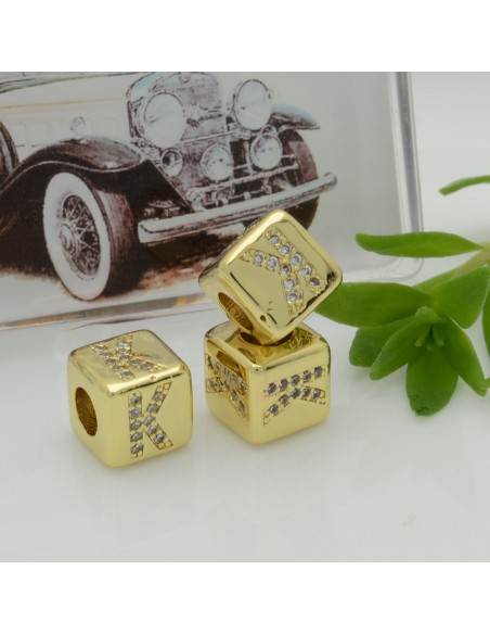 Perlina cubo alfabeto in ottone oro con strass 7,5 mm foro 3,5 mm 1pz Gioie d'Oriente