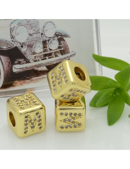 Perlina cubo alfabeto in ottone oro con strass 7,5 mm foro 3,5 mm 1pz Gioie d'Oriente