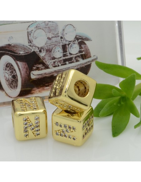Perlina cubo alfabeto in ottone oro con strass 7,5 mm foro 3,5 mm 1pz Gioie d'Oriente