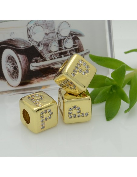 Perlina cubo alfabeto in ottone oro con strass 7,5 mm foro 3,5 mm 1pz Gioie d'Oriente