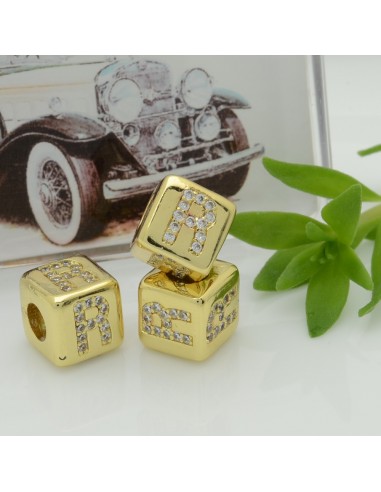 Perlina cubo alfabeto in ottone oro con strass 7,5 mm foro 3,5 mm 1pz Gioie d'Oriente