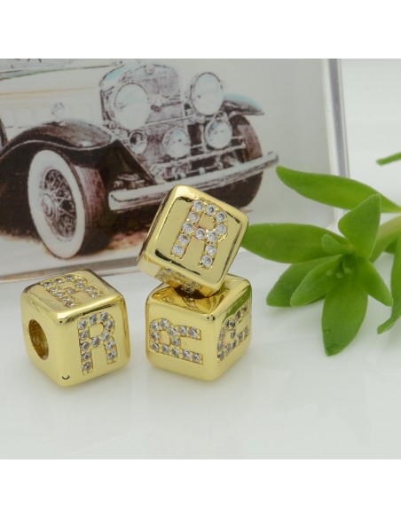 Perlina cubo alfabeto in ottone oro con strass 7,5 mm foro 3,5 mm 1pz Gioie d'Oriente
