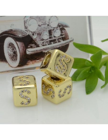 Perlina cubo alfabeto in ottone oro con strass 7,5 mm foro 3,5 mm 1pz Gioie d'Oriente