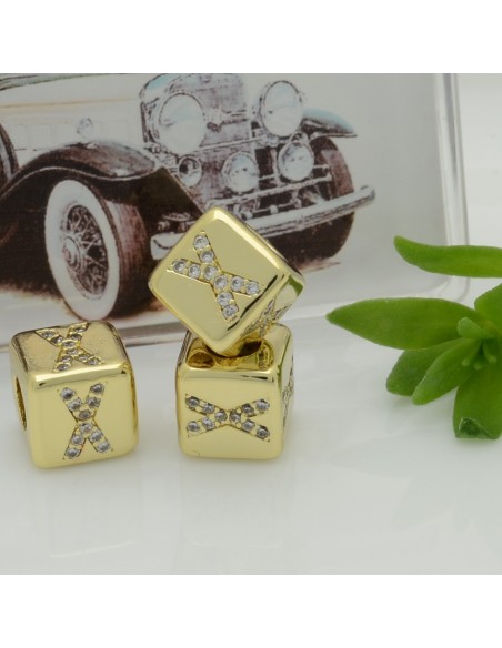 Perlina cubo alfabeto in ottone oro con strass 7,5 mm foro 3,5 mm 1pz Gioie d'Oriente