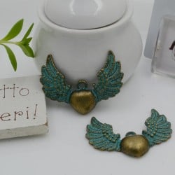 Ciondolo cuore con ali e inserto turchese in metallo bronzo 35 x 26 mm 1pz Gioie d'Oriente