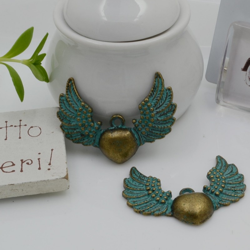 Ciondolo cuore con ali e inserto turchese in metallo bronzo 35 x 26 mm 1pz Gioie d'Oriente