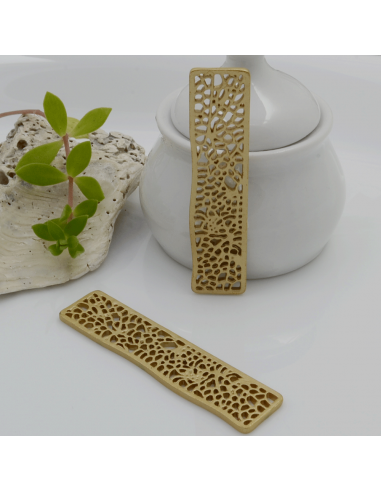 Ciondolo rettangolare traforato in zama oro 54 x 15.5 mm 2pz Gioie d'Oriente