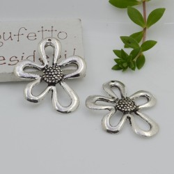 Ciondolo fiore in metallo argento rodio 35 x 28 mm 2pz Gioie d'Oriente