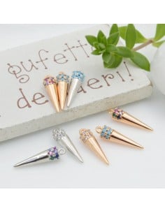 Ciondolo a punta in rame con zirconi strass 15x4 mm 1pz colori vari Gioie d'Oriente