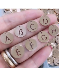 Ciondolo lettera alfabeto in acciaio inossidabile oro rosa 12mm 1pz Gioie d'Oriente