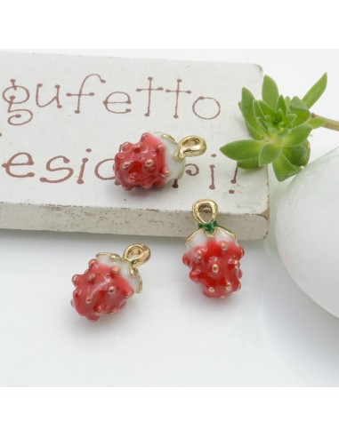 Ciondolo charms fragola smaltata con strass 13x7.5mm ottone 2pz | GDO