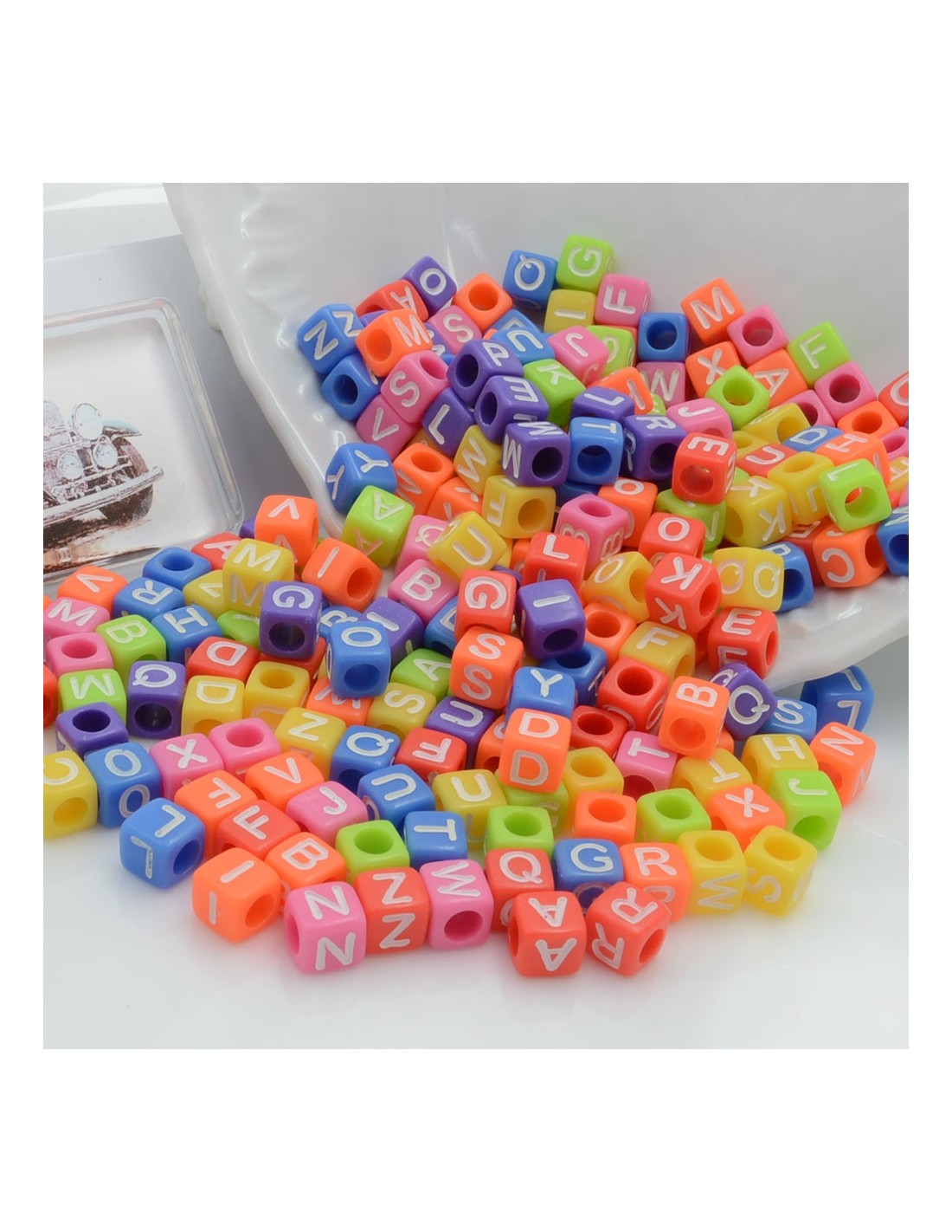 Perline cubo con lettere bianche in plastica colorata 5 x 5 mm 500