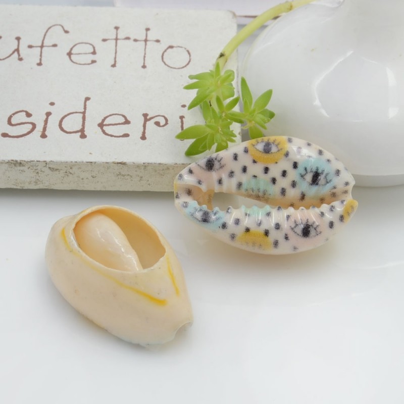 Conchiglie smaltate con stampe a fantasia con occhi circa 13x21mm 2pz Gioie d'Oriente