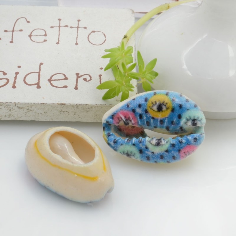 Conchiglie smaltate con stampe a fantasia con occhi circa 13x21mm 2pz Gioie d'Oriente