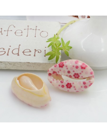 Conchiglie smaltate con stampe a fiorellini varie circa 13x21mm 2pz Gioie d'Oriente