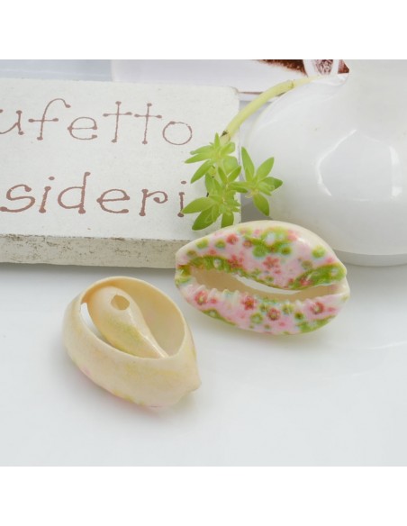 Conchiglie smaltate con stampe a fiorellini varie circa 13x21mm 2pz Gioie d'Oriente