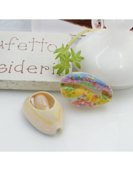 Conchiglie smaltate con stampe a fiorellini varie circa 13x21mm 2pz Gioie d'Oriente