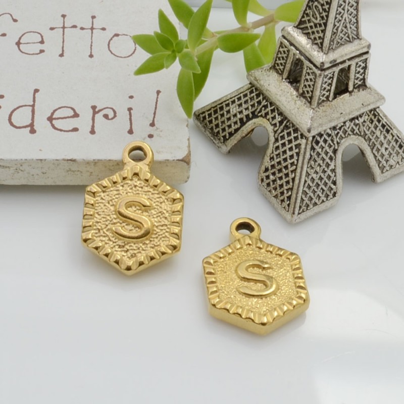 Ciondolo medaglia esagonale lettera S in acciaio oro 17x12mm 1pz Gioie d'Oriente