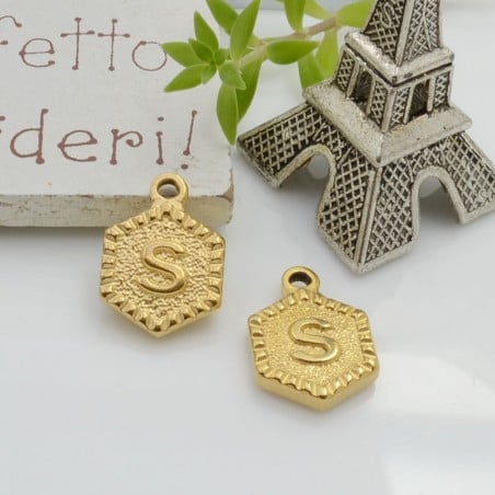 Ciondolo medaglia esagonale lettera S in acciaio oro 17x12mm 1pz Gioie d'Oriente