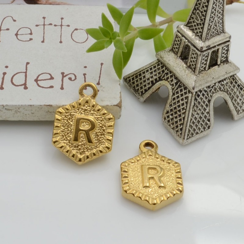 Ciondolo medaglia esagonale lettera R in acciaio oro 17x12mm 1pz Gioie d'Oriente