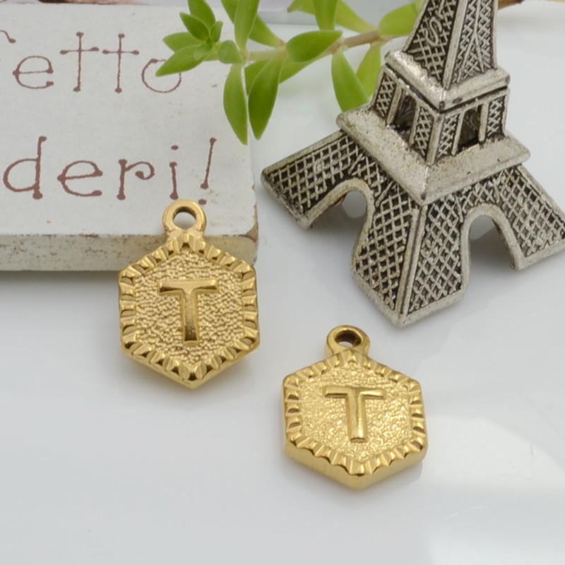 Ciondolo medaglia esagonale lettera T in acciaio oro 17x12mm 1pz Gioie d'Oriente