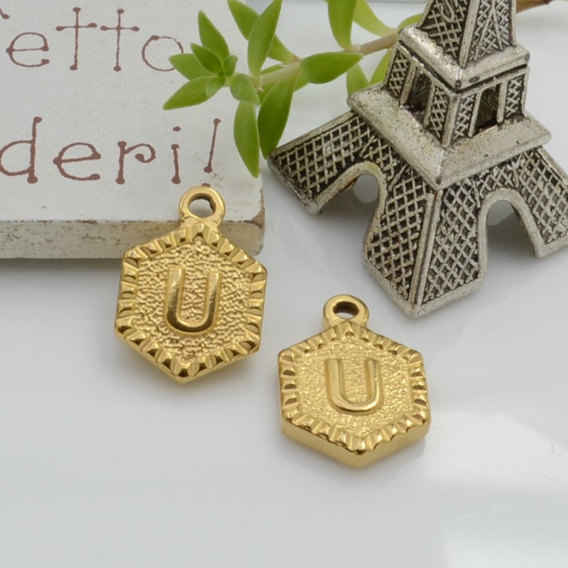 Ciondolo medaglia esagonale lettera U in acciaio oro 17x12mm 1pz Gioie d'Oriente