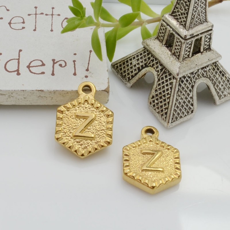 Ciondolo medaglia esagonale lettera Z in acciaio oro 17x12mm 1pz Gioie d'Oriente