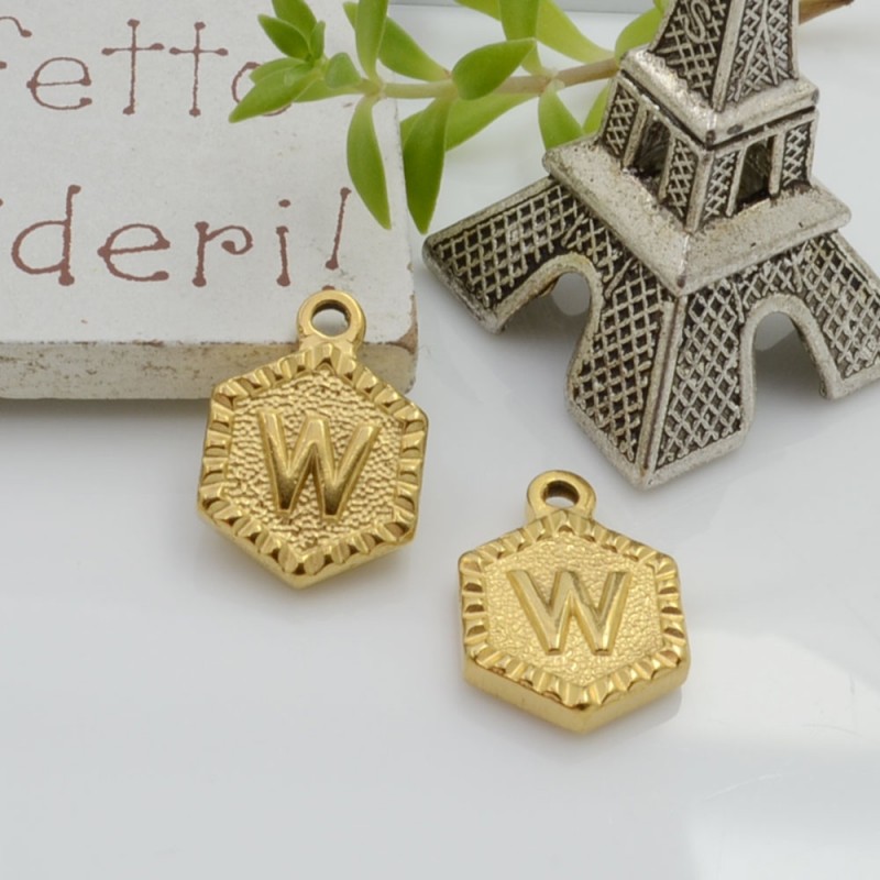 Ciondolo medaglia esagonale lettera W in acciaio oro 17x12mm 1pz Gioie d'Oriente