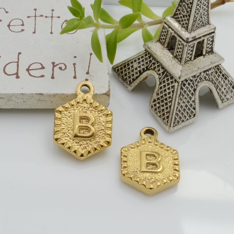 Ciondolo medaglia esagonale lettera B in acciaio oro 17x12mm 1pz Gioie d'Oriente