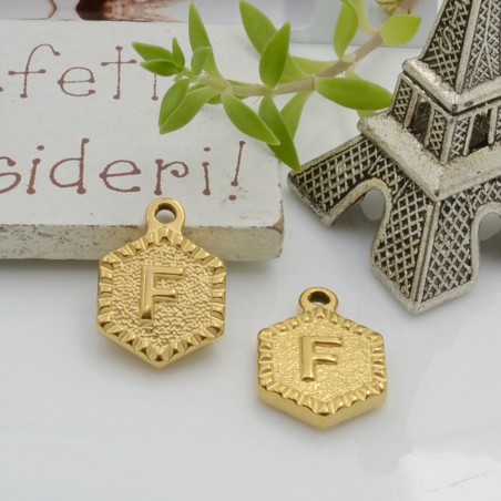 Ciondolo medaglia esagonale lettera F in acciaio oro 17x12mm 1pz Gioie d'Oriente
