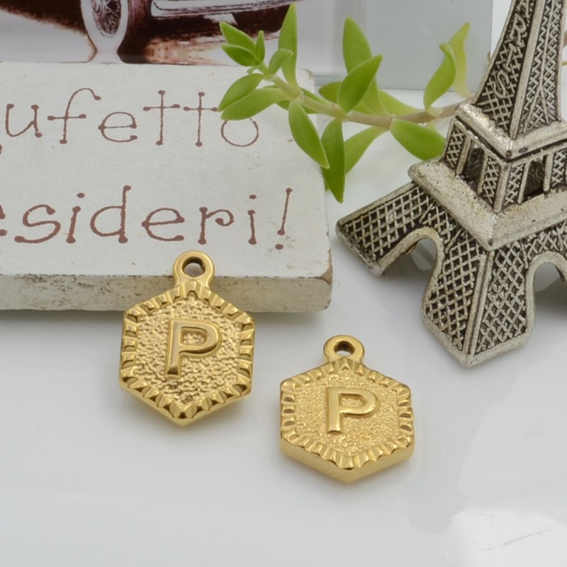 Ciondolo medaglia esagonale lettera P in acciaio oro 17x12mm 1pz Gioie d'Oriente