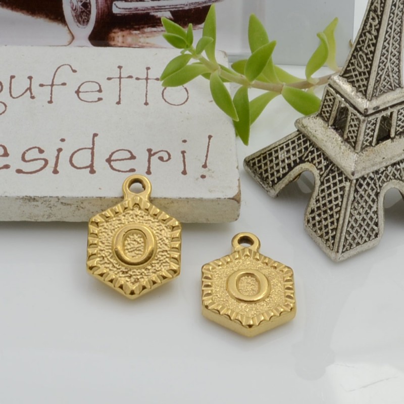 Ciondolo medaglia esagonale lettera O in acciaio oro 17x12mm 1pz Gioie d'Oriente