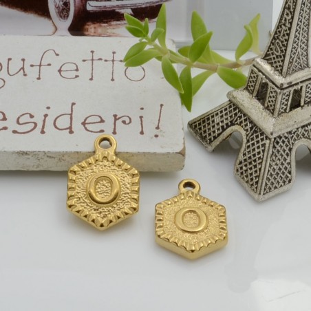 Ciondolo medaglia esagonale lettera O in acciaio oro 17x12mm 1pz Gioie d'Oriente