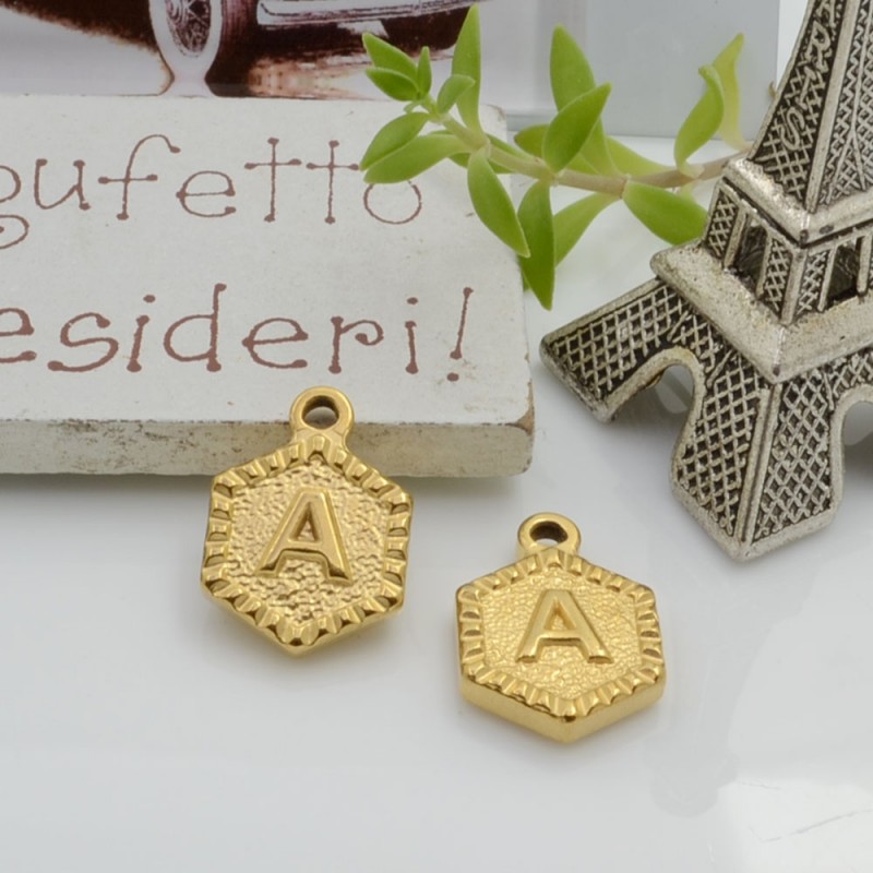 Ciondolo medaglia esagonale lettera A in acciaio oro 17x12mm 1pz Gioie d'Oriente