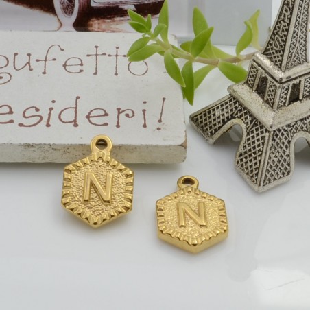Ciondolo medaglia esagonale lettera N in acciaio oro 17x12mm 1pz Gioie d'Oriente