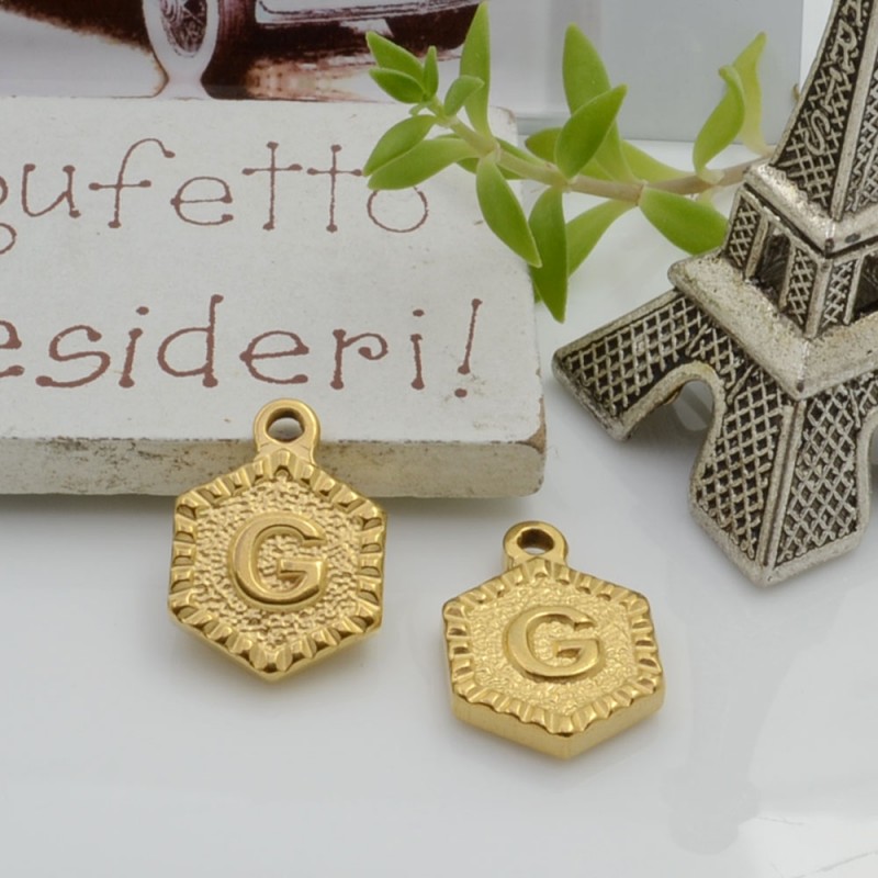 Ciondolo medaglia esagonale lettera G in acciaio oro 17x12mm 1pz Gioie d'Oriente