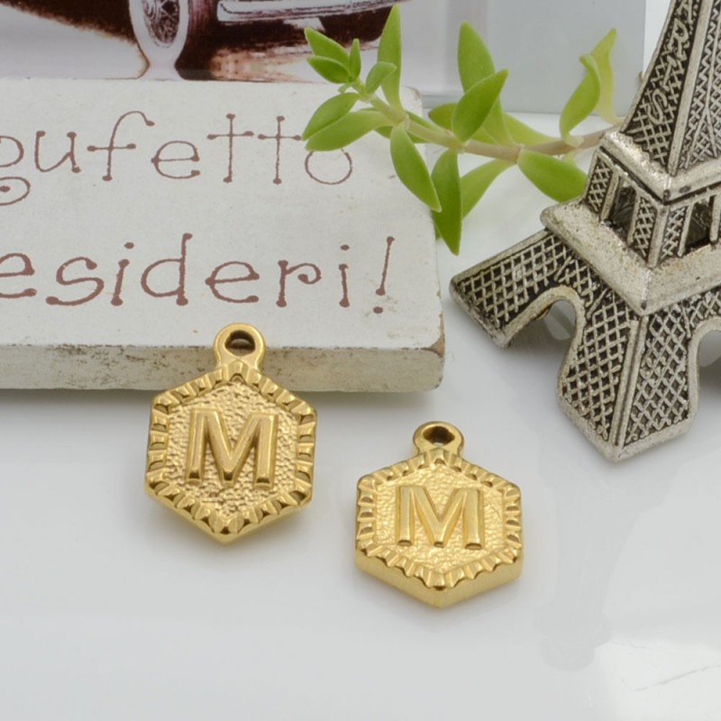 Ciondolo medaglia esagonale lettera M in acciaio oro 17x12mm 1pz Gioie d'Oriente